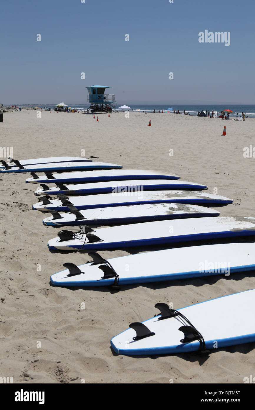 Surfe sur la plage de l'île Coronado, San Diego, Californie du Sud Banque D'Images