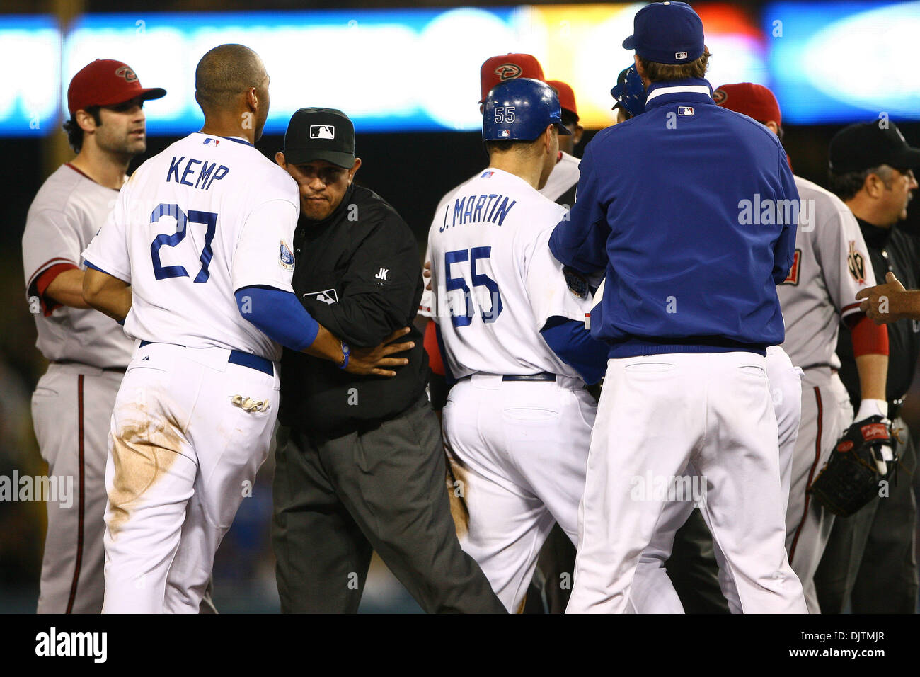 1 juin 2010 : Le receveur des Dodgers de Los Angeles Russell Martin et Arizona Diamondbacks le deuxième but Kelly Johnson mots change dans la partie inférieure de la septième manche, un argument qui conduirait les bancs pour effacer. La troisième base juge-arbitre Alfonso Marquez retient Matt Kemp de toute nouvelle escalade..Pendant un match entre rivaux de Division de l'Ouest, Arizona Diamondbacks et Los Angeles Dodgers Banque D'Images