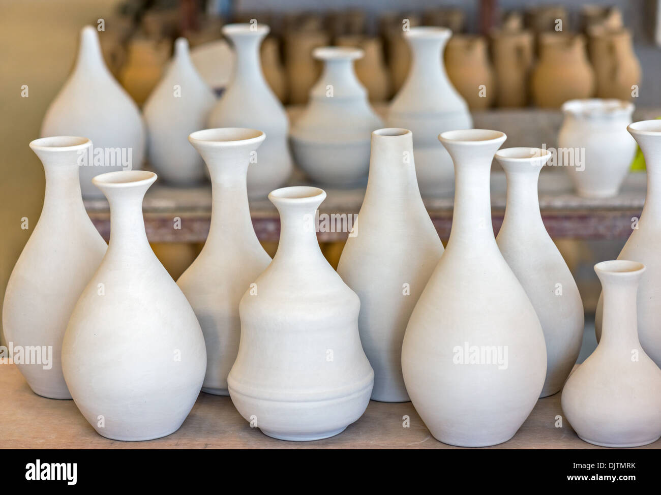 Étagères avec de la vaisselle en céramique à l'atelier de poterie Banque D'Images