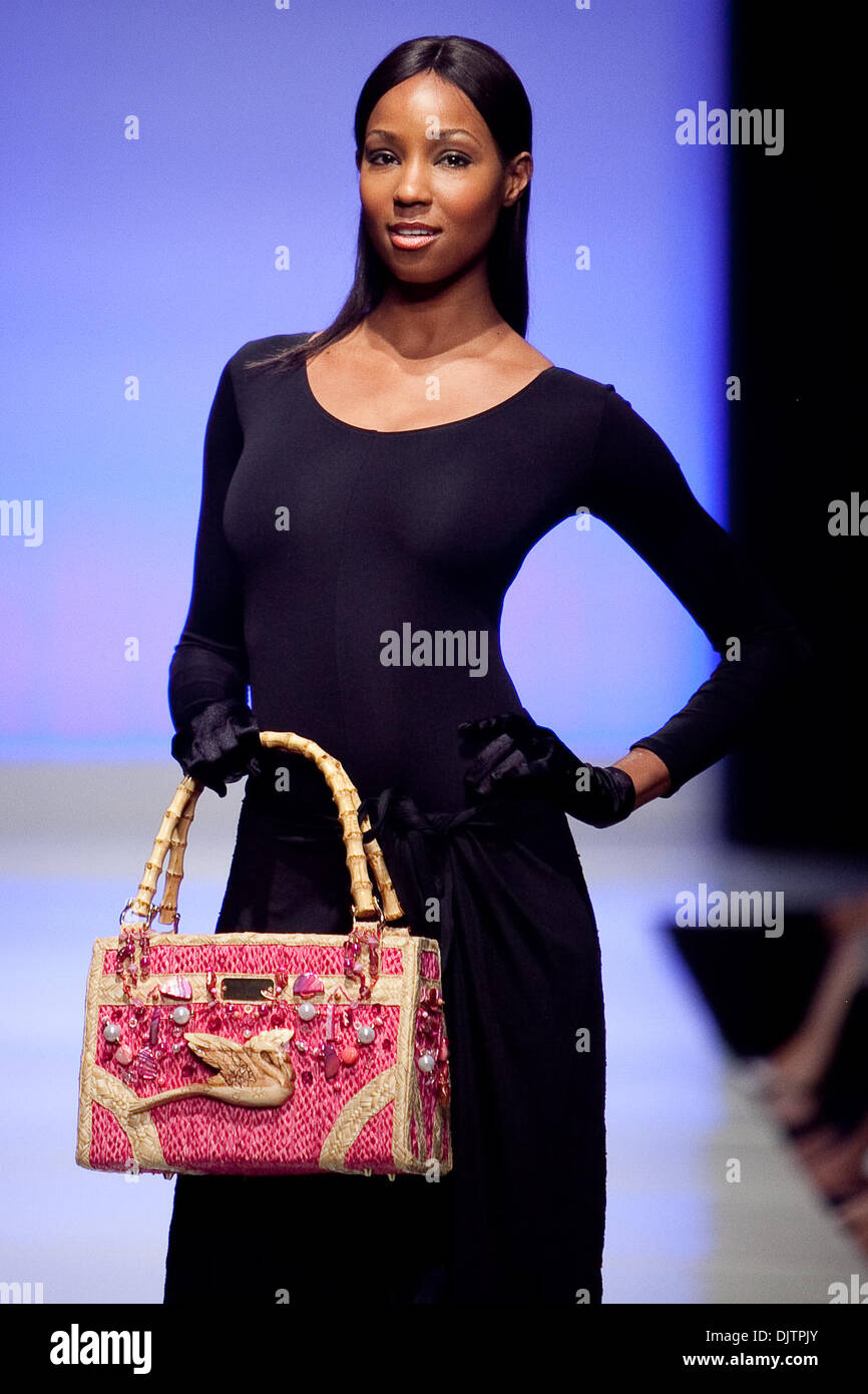 Sac à main designer Harl Taylor des Bahamas a montré ses créations à l'îles du monde Fashion Show dans le cadre de la Semaine de la mode El Paseo tenue à El Paseo à Palm Desert, Californie. (Crédit Image : © Gerry Maceda/ZUMApress.com) Southcreek/mondial Banque D'Images