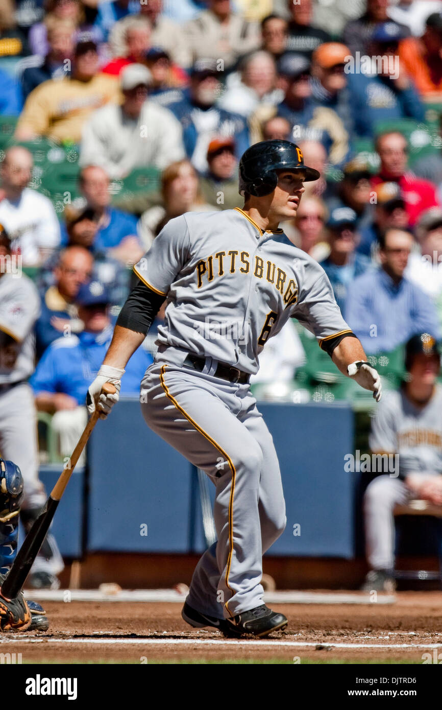 Le joueur de premier but des Pirates de Pittsburgh Jeff Clement # 6 a 1 en 5 contre les chauves-souris à son les Milwaukee Brewers. Les pirates ont séduit les brasseurs 6-5 en 14 manches à Miller Park, prendre 2 à 3 jeux de la série. (Crédit Image : © Mike McGinnis/ZUMApress.com) Southcreek/mondial Banque D'Images