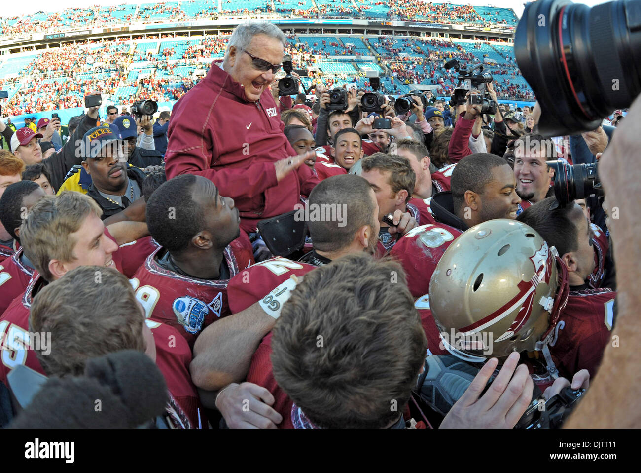 Le Gator Bowl NCAA - Bobby Bowden est transporté hors du terrain par son équipe après avoir bouleversé l'AUS Virginie de l'Ouest dans le bol 2010 Gator. (Crédit Image : © Mike Olivella/ZUMApress.com) Banque D'Images