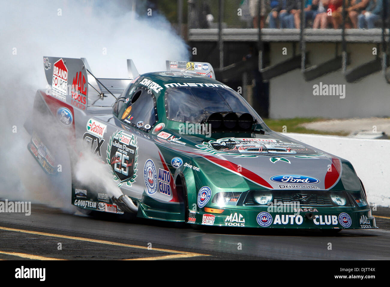 La NHRA Funny Car conducteur John vigueur à la NHRA Gatornationals 2010 tenue à Gainesville Raceway, Gainesville, FL. (Crédit Image : © Don Montague/ZUMApress.com) Southcreek/mondial Banque D'Images