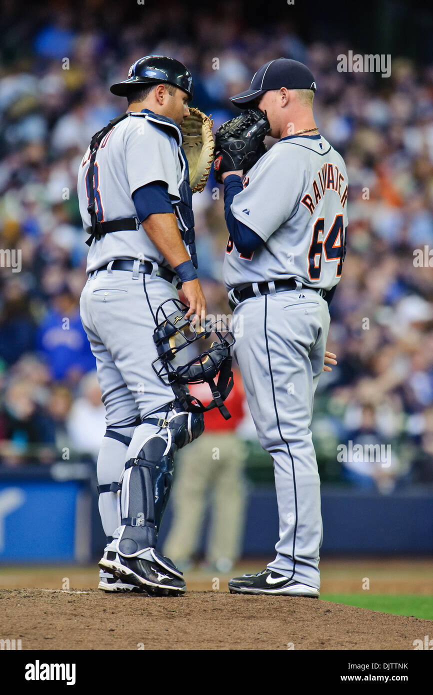 Tigers de Detroit catcher Gerald Laird (8) rencontre de baseball Josh l'eau de pluie pour discuter de la stratégie au cours de l'exposition game entre les Tigers de Detroit et les Brewers de Milwaukee au Miller Park de Milwaukee. Les brasseurs sont venus de derrière dans la 9e manche pour gagner 13-12. (Crédit Image : © John Rowland/ZUMApress.com) Southcreek/mondial Banque D'Images