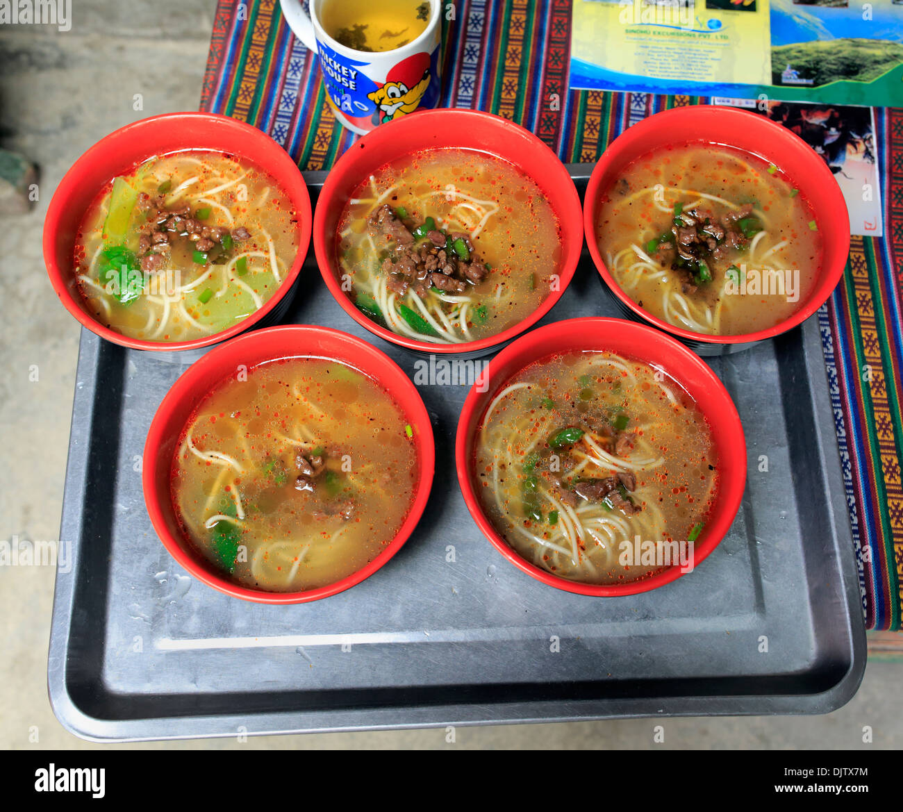 Soupe de nouilles dans le restaurant du village, Préfecture de Shigatsé, Tibet, Chine Banque D'Images