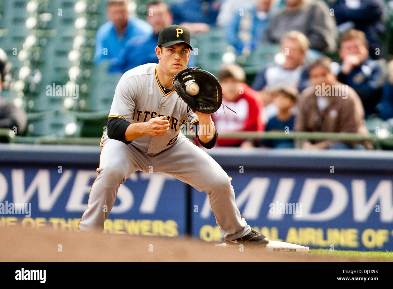 Le joueur de premier but des Pirates de Pittsburgh Jeff Clement # 6 obtient le penalty en première pour l'extérieur. Les pirates ont séduit les brasseurs 6-5 en 14 manches à Miller Park, prendre 2 à 3 jeux de la série. (Crédit Image : © Mike McGinnis/ZUMApress.com) Southcreek/mondial Banque D'Images