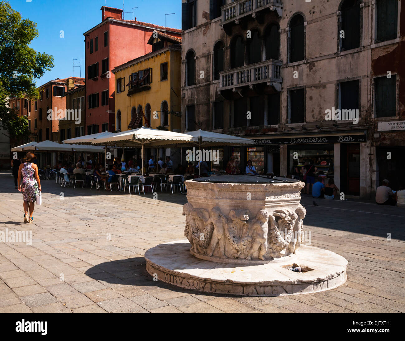 Sculpté en pierre ancienne tête de puits à Campo Santi Giovanni e Paolo, Venise, Vénétie, Italie. Banque D'Images