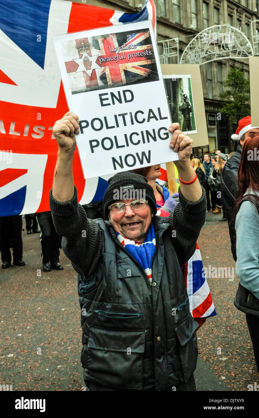 Belfast, en Irlande du Nord - 30 août 2013 - Un homme est titulaire d'une affiche appelant à la fin de la police politique Crédit : Stephen Barnes/Alamy Live News Banque D'Images
