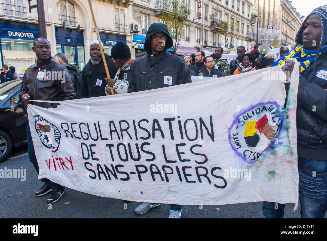 Paris, France.Français sans papiers, migrants sans documents,  démonstration, Marche contre le racisme et l'extrême droite, bannières des  manifestants, travail des immigrants, communauté noire Paris, signe de  protestation pacifique Photo Stock - Alamy