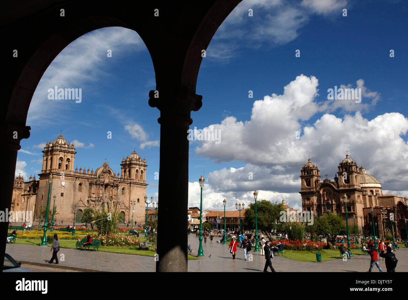 Plaza de Armas avec la Cathédrale et l'Iglesia de la Compania de Jesus church, Cuzco, Pérou. Banque D'Images