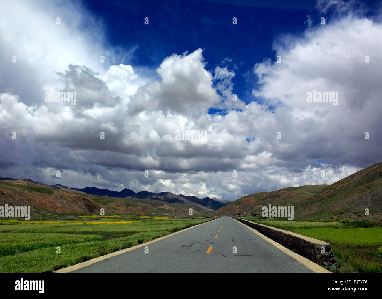 Route de Jiayuguan à Tsangpo vallée, Préfecture de Shigatsé, Tibet, Chine Banque D'Images