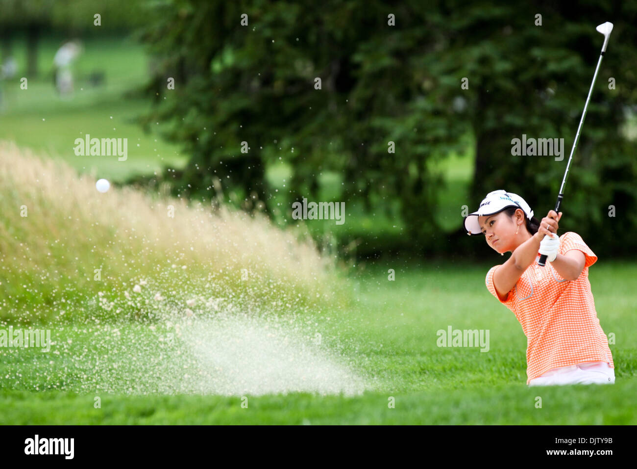 Ai Miyazato du Japon frappé la balle du bunker sur le green 7 lors du premier tour de la LPGA Championship à Locust Hill Country Club à Pittsford, NY, USA ; (crédit Image : © Nicholas Serrata/ZUMApress.com) Southcreek/mondial Banque D'Images