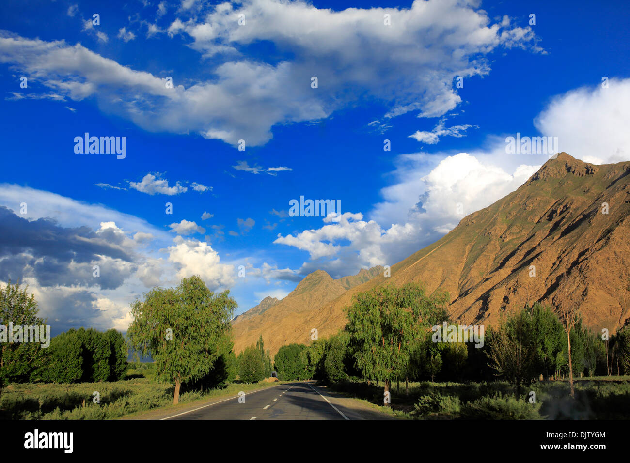Yarlung Tsangpo (Brahmapoutre) River Valley, entre col Kamba et Tsetang, Lhoka (préfecture de Shannan), Tibet, Chine Banque D'Images