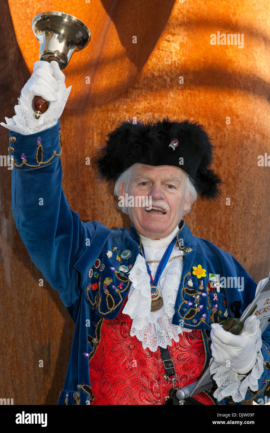 Juge de ville, chasseur, officier d'une cour royale ou d'une autorité publique M. Tony Beckett , Lors de l'événement où la ville de Nelson commémore le jour de 1295 où le comté de Lancashire a envoyé ses premiers représentants au Parlement par le roi Edward I d'Angleterre pour assister à ce qui est devenu plus tard connu comme le Parlement modèle. Le jour du Lancashire a généralement lieu le 27 novembre, lorsque de nombreuses villes du comté historique accueillent des événements le jour, notamment des lectures de la Proclamation du jour du Lancashire. Banque D'Images