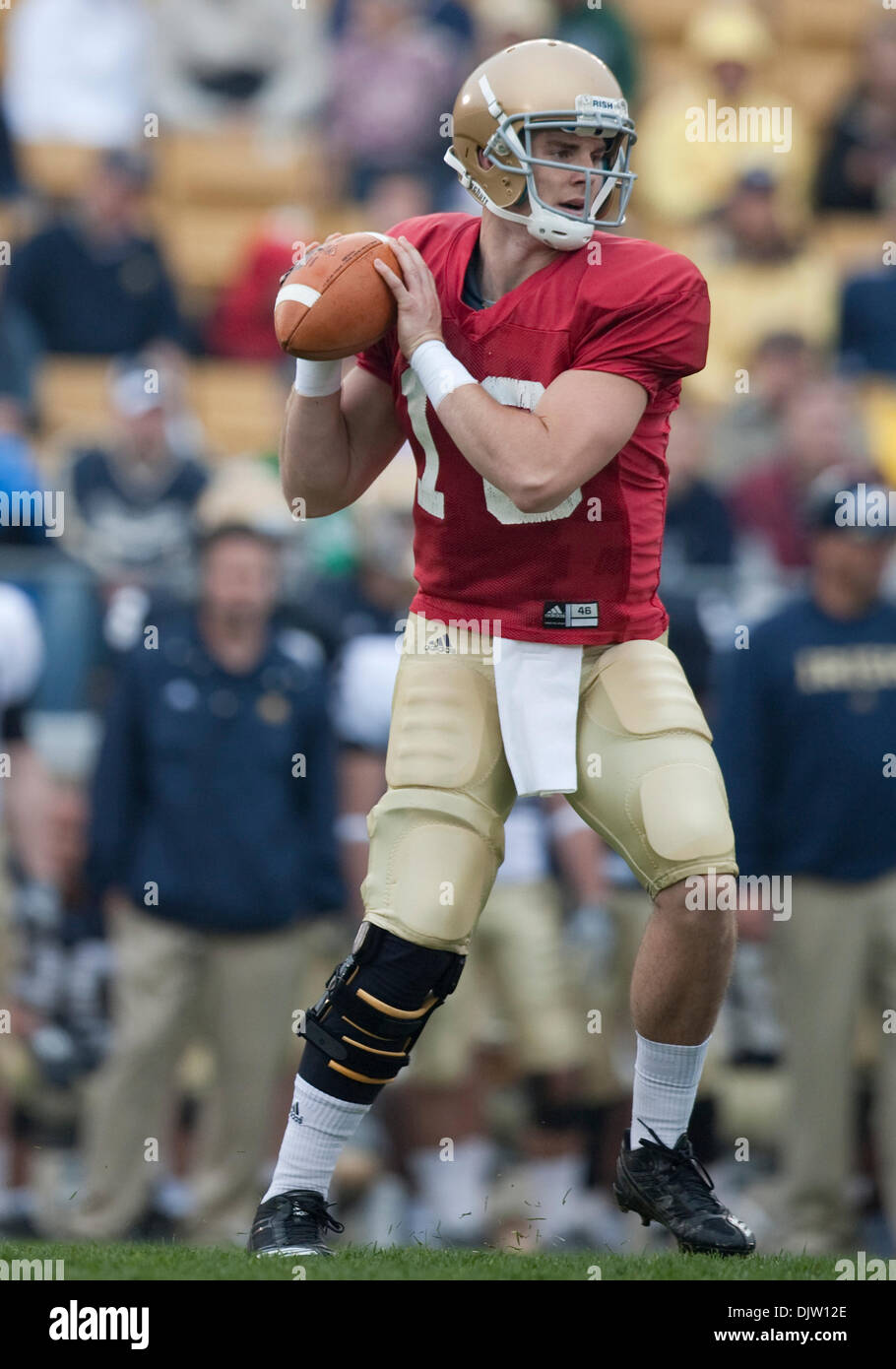 Notre Dame Quarterback Dayne Crist (# 10) prêt pour tirer le déclenchement lors d'action de jeu dans l'or bleu printemps jeu de football au stade Notre-dame à South Bend, Indiana. L'Escouade d'or battu Blue Squad 27-19. (Crédit Image : © John Mersits/ZUMApress.com) Southcreek/mondial Banque D'Images