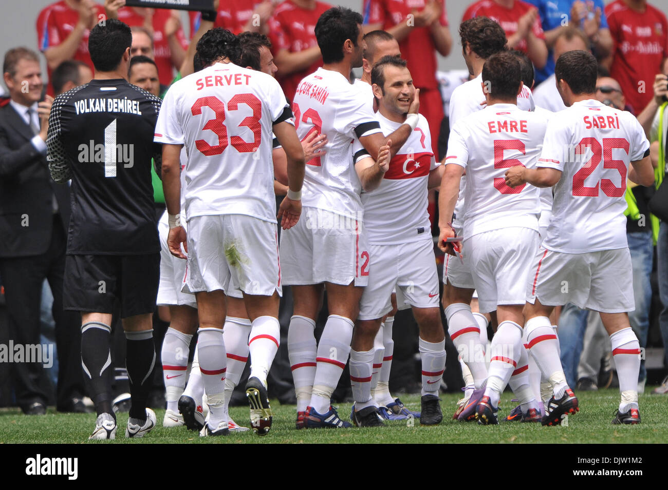 La Turquie defender Okan Bruits de bulles (7) est adoptée par ses coéquipiers au cours d'une première moitié célébration de sa retraite au cours de l'action de soccer amical entre la Turquie et la République tchèque au Red Bull Arena, Harrison, New Jersey. (Crédit Image : © Vous Schneekloth/global/ZUMApress.com) Southcreek Banque D'Images