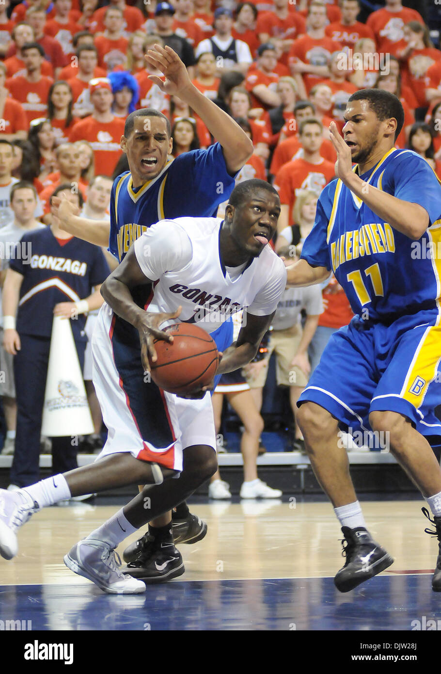 Mangisto Arop avant de Gonzaga (1) extrait par Cal State Bakerfield Cory's Brown, à gauche, et Donavan Bragg au cours de la première moitié d'un jeu de basket-ball universitaire NCAA tenue au Centre Sportif McCarthey à Spokane WA. James Snook / Southcreek Global (Image Crédit : © James Snook/ZUMApress.com) Southcreek/mondial Banque D'Images