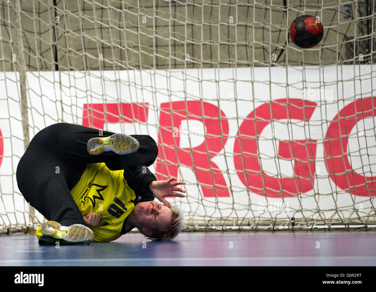 Hamm, Allemagne. 30Th Nov, 2013. L'Allemagne a pour but keeper Clara Woltering essaie de tenir une balle par les femmes au cours de l'international de handball entre l'Allemagne et la Suède à MaxiPark Arena à Hamm, Allemagne, 30 novembre 2013. Photo : BERND THISSEN/dpa/Alamy Live News Banque D'Images