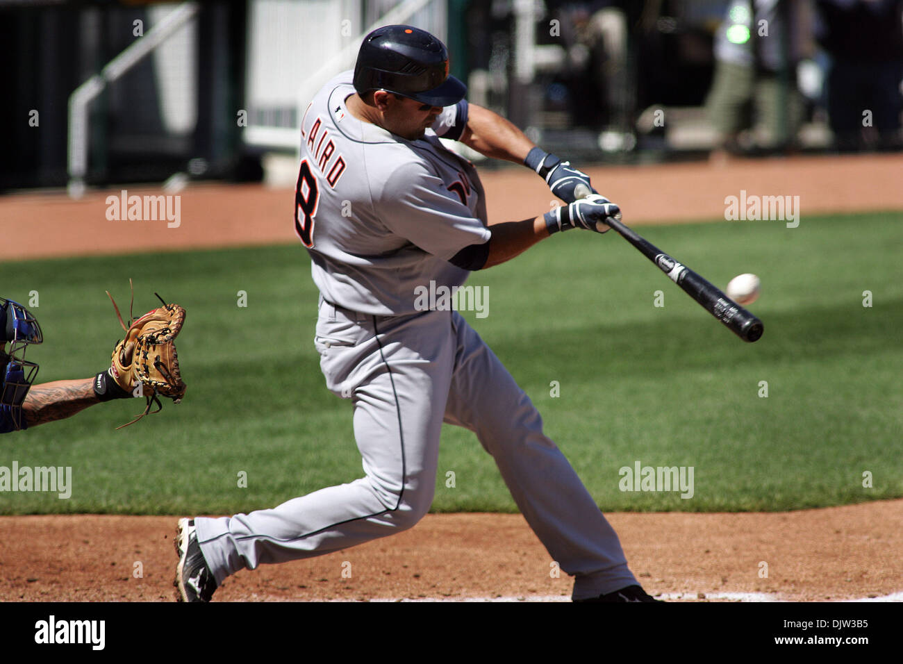Tigers de Detroit catcher Gerald Laird (8) est en contact au cours d'un match de baseball de jeudi, les Tigers de Detroit a vaincu les Royals de Kansas City 7-3 à Kauffman Stadium de Kansas City, MO. (Crédit Image : © Jacob Paulsen/global/ZUMApress.com) Southcreek Banque D'Images