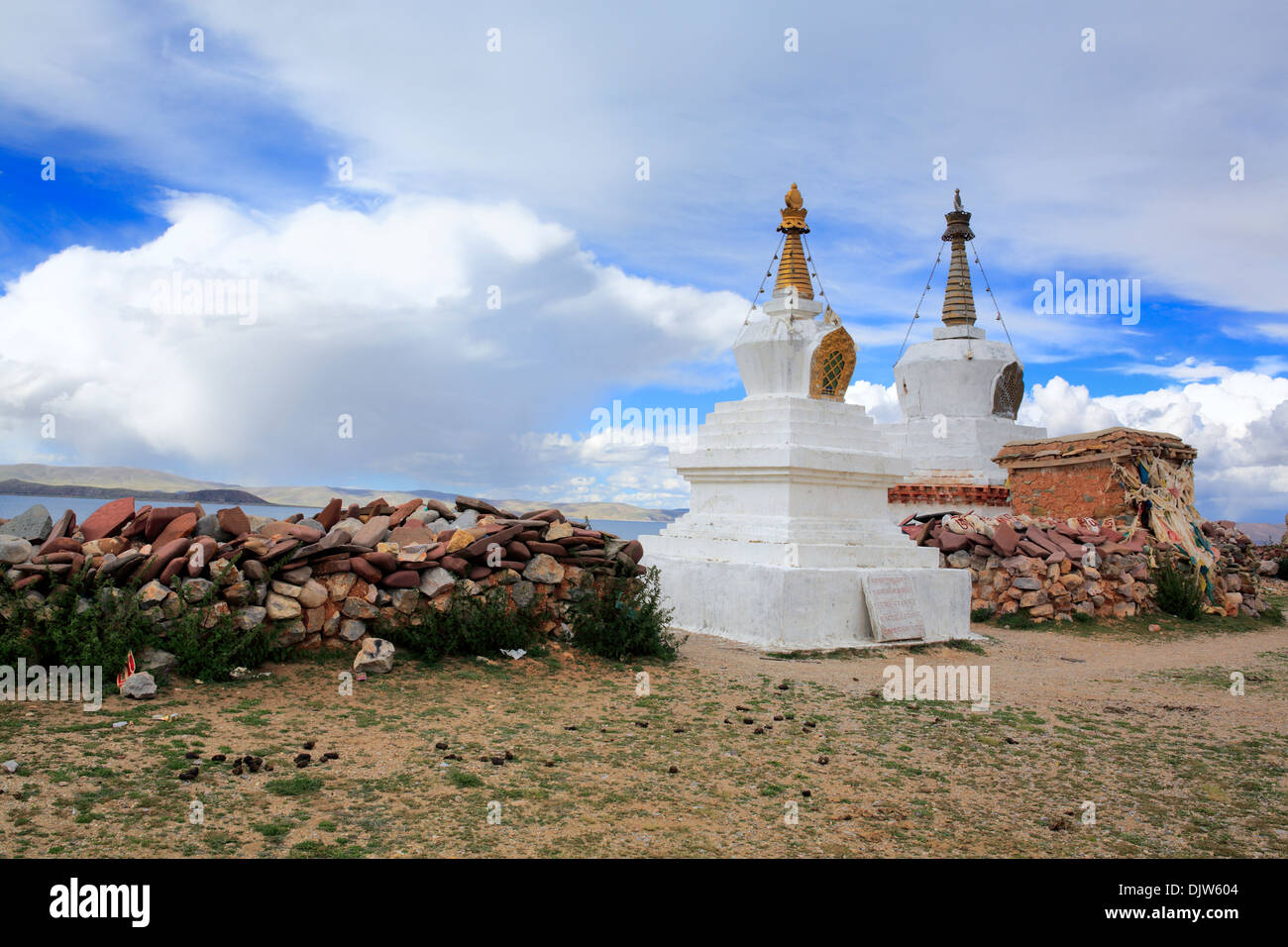 Stupas sur les rives du Lac Namtso (Nam Co), Tibet, Chine Banque D'Images