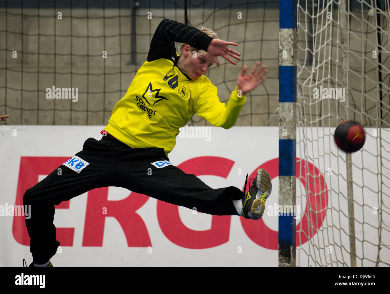 Hamm, Allemagne. 30Th Nov, 2013. L'Allemagne a pour but keeper Clara Woltering essaie de tenir une balle par les femmes au cours de l'international de handball entre l'Allemagne et la Suède à MaxiPark Arena à Hamm, Allemagne, 30 novembre 2013. Photo : BERND THISSEN/dpa/Alamy Live News Banque D'Images