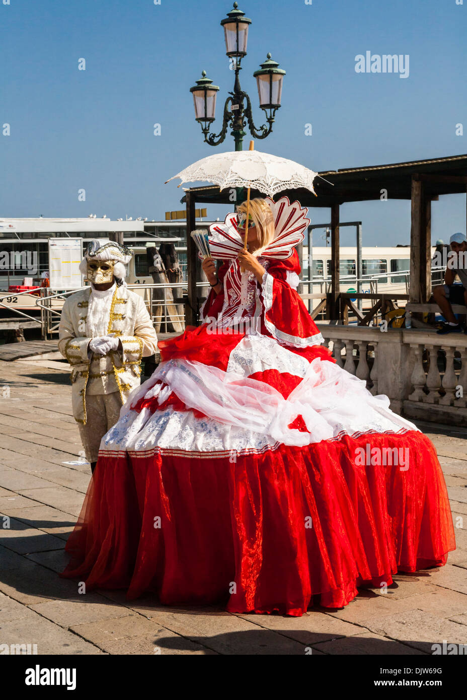 L'homme et la femme portant des costumes de carnaval vénitien, Venise, Vénétie, Italie. Banque D'Images