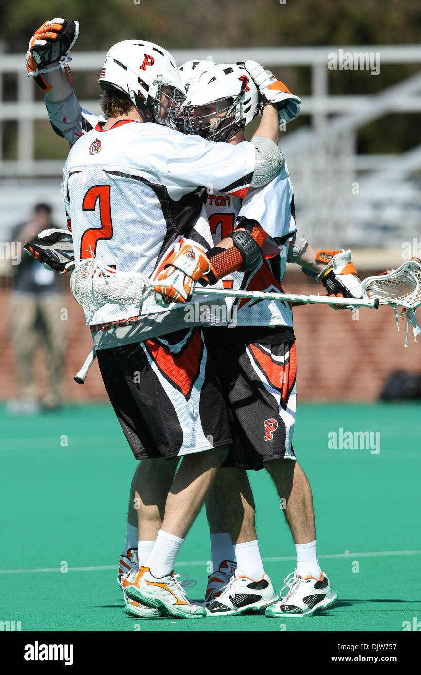 Mar. 20, 2010 - Princeton, New Jersey, États-Unis - 20 mars 2010 : Princeton célèbre après un but au cours de la deuxième moitié de la partie tenue à catégorie de stade 1952 à Princeton, New Jersey. Les Tigers de Princeton a défait les Penn Quakers 11-10 en prolongation..Crédit obligatoire : Alan Maglaque / Southcreek Global (Image Crédit : © Southcreek/ZUMApress.com) mondial Banque D'Images