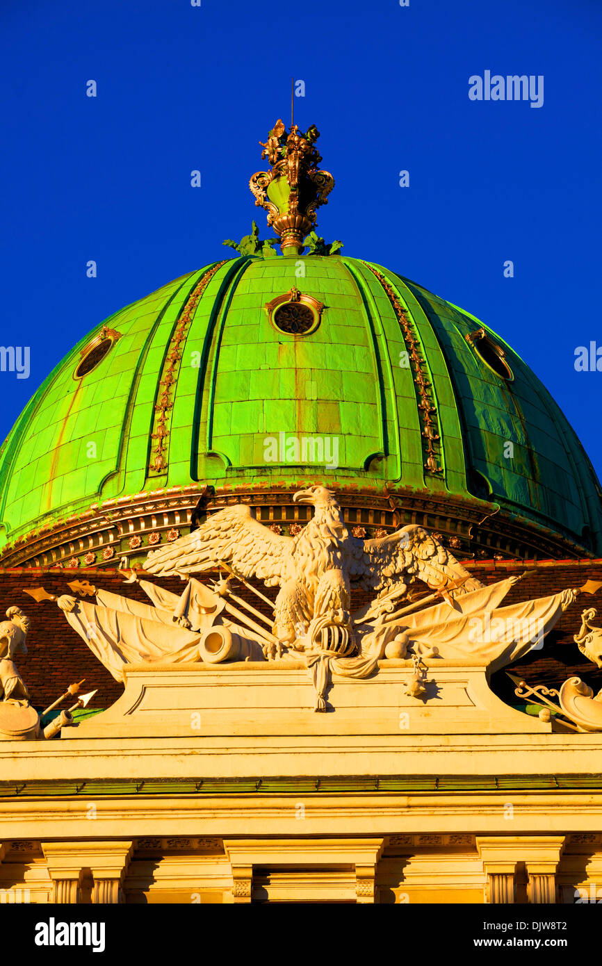 Dome et la Sculpture d'Aigle triomphant de la Hofburg à Michaelerplatz, Vienne, Autriche, Europe Centrale Banque D'Images