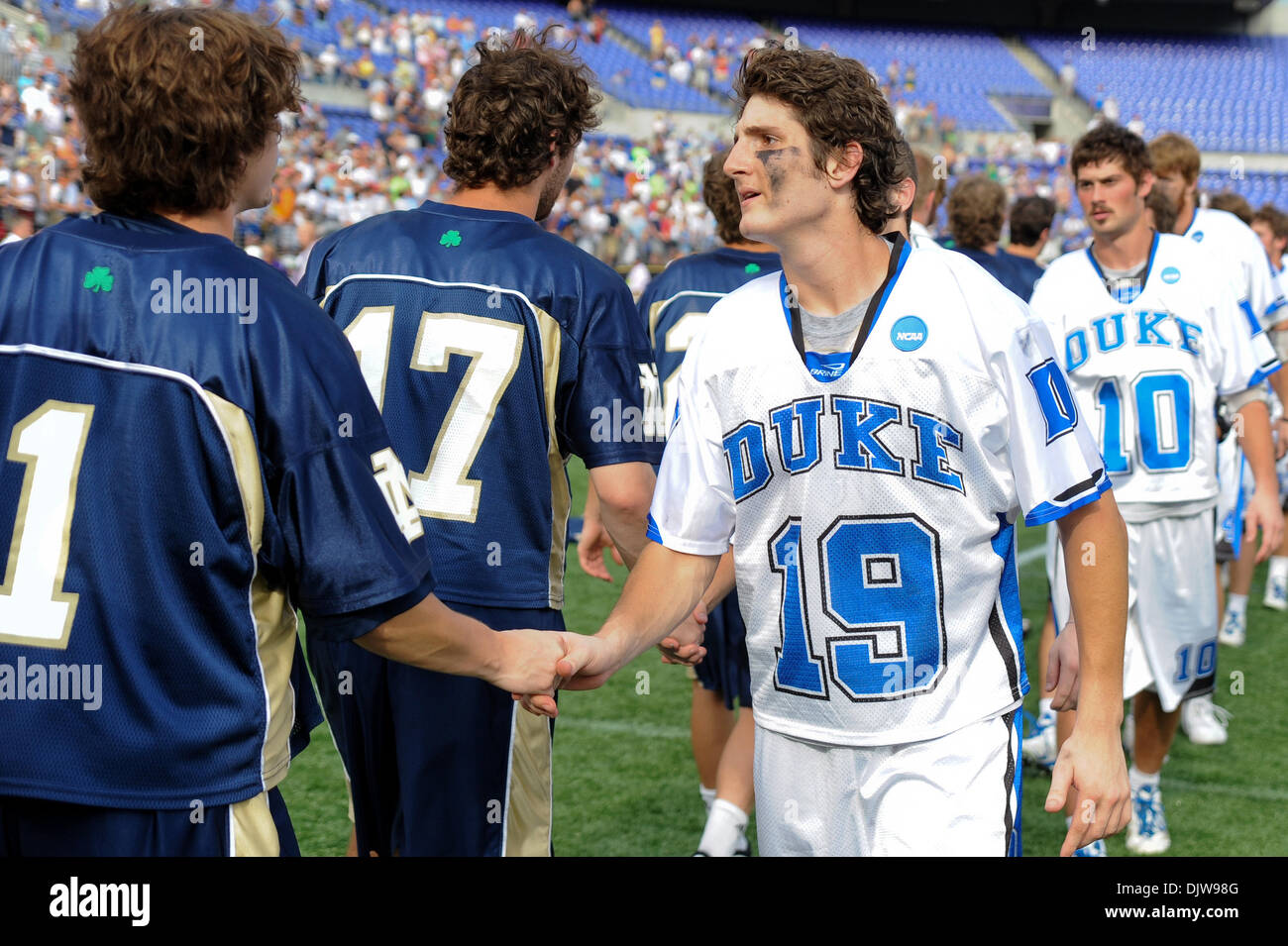 31 Mai 2010 : Duke's Dan Wigrizer (19), serre la main avec les joueurs de Notre Dame après Duc defeted Notre Dame 6-5 en prolongation au cours de la 2010 NCAA Division I Mens Lacrosse Championship tenu à M&T Bank Stadium à Baltimore, MD..Crédit obligatoire : Russell Tracy / Southcreek Global (Image Crédit : © Russell Tracy/global/ZUMApress.com) Southcreek Banque D'Images