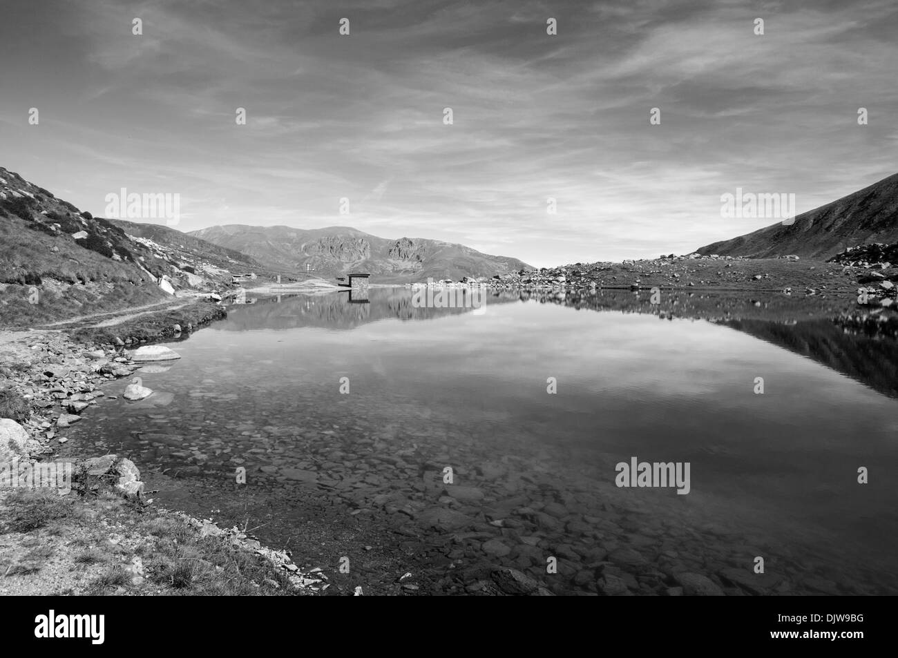 Paysage d'un lac en haute montagne en Andorre-la-Vieille sur un noir et blanc Banque D'Images