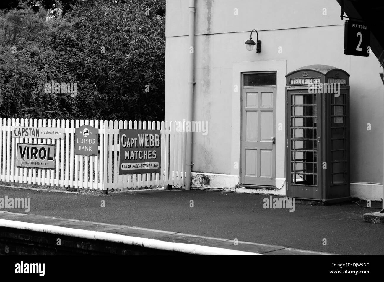 Noir & blanc, de vieux téléphone fort sur la plate-forme 2 de Churston Gare, Devon, Angleterre. Banque D'Images