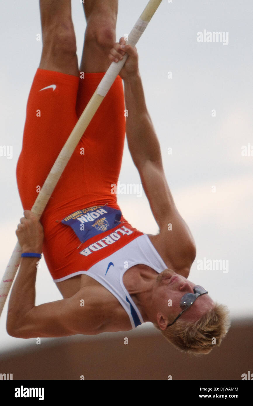 14 mai 2010 - Knoxville, Tennessee, États-Unis - 14 mai 2010 : la défense SEC decathlon gris champion de la Floride de l'avertisseur sonore participe à la compétition de saut à la perche au SEC track and field championships..Crédit obligatoire : Mitch Jones / Southcreek Global (Image Crédit : © Southcreek/ZUMApress.com) mondial Banque D'Images