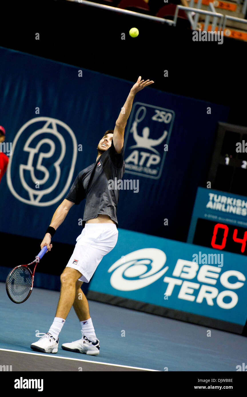 Le 1er octobre 2010 - Bangkok, Thaïlande - COLIN FLEMING et Ken Skupski de Grande-Bretagne servir contre Christopher Kas de l'allemand Rainer Schuettler et de la Serbie au cours de leur quart de finale au jour septième de la Thaïlande 2010 Tournoi de tennis ATP match à Impact Arena. (Crédit Image : © Wongrat ZUMApress.com) Natthawat/ Banque D'Images