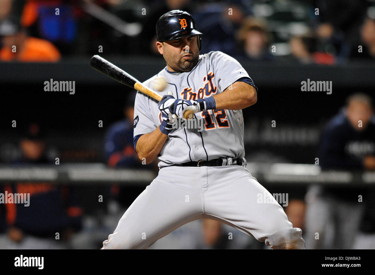 Le 1er octobre 2010 - Baltimore, Maryland, United States of America - Detroit Tigers catcher Gerald Laird (12) recule d'un pas de l'intérieur au cours de la troisième manche du match de vendredi soir contre les Orioles de Baltimore à Camden Yards de Baltimore, MD. Les orioles défait les Tigres 2-1. (Crédit Image : © Russell Tracy/global/ZUMApress.com) Southcreek Banque D'Images