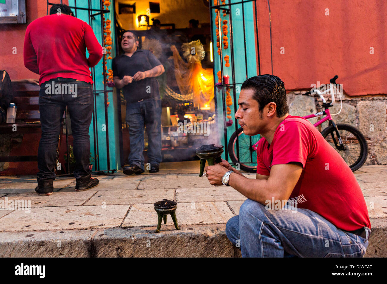 Un homme brûle de l'encens pour purifier, c'est le jour de la fête des morts le 1 novembre, 2013 à Oaxaca, au Mexique. Banque D'Images