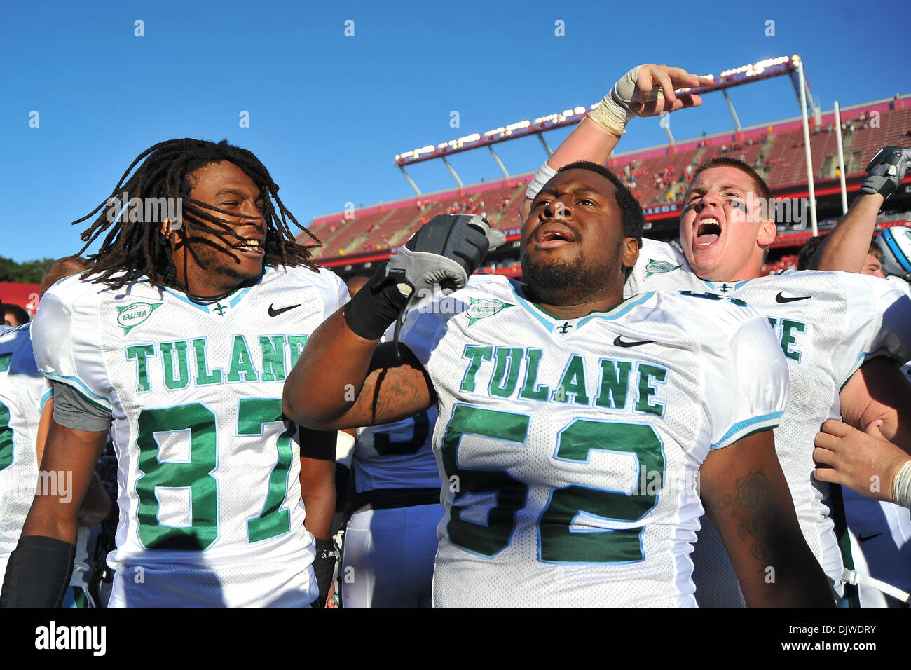 Le 2 octobre 2010 - Piscataway, New Jersey, United States of America - Tulane Green Wave joueurs célébrer à la Rutgers Stadium à New Brunswick dans le New Jersey vient de Tulane derrière pour faire échec à la Rutgers 17-13. (Crédit Image : © Brooks Van Arx/global/ZUMApress.com) Southcreek Banque D'Images