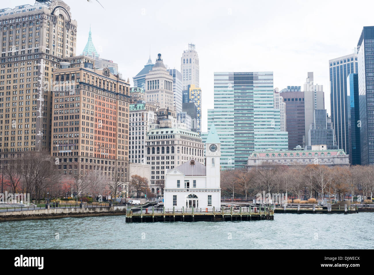 NEW YORK, États-Unis - 22 novembre : petit embarcadère rustique avec Manhattan en arrière-plan. 22 novembre 2013 à New York. Banque D'Images