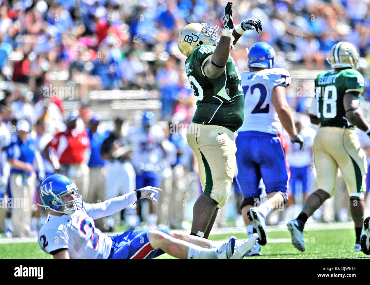 Le 2 octobre 2010 - Waco, Texas, United States of America - Baylor Bears attaquer défensive Nicolas Jean-Baptiste # 90 met la pression sur le quarterback est marqué.au troisième trimestre de leur match au stade Floyd Casey à Waco, Texas. Baylor remporte 55-7. (Crédit Image : © Manny Flores/ZUMApress.com) Southcreek/mondial Banque D'Images