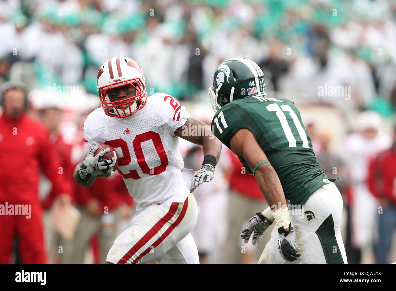 Le 2 octobre 2010 - East Lansing, Michigan, États-Unis d'Amérique - Michigan State Spartans coffre Marcus Hyde (11) ressemble à s'attaquer à la Wisconsin Badgers running back James White (20) dans le troisième trimestre à Spartan Stadium. (Crédit Image : © Rey Del Rio/ZUMApress.com) Southcreek/mondial Banque D'Images