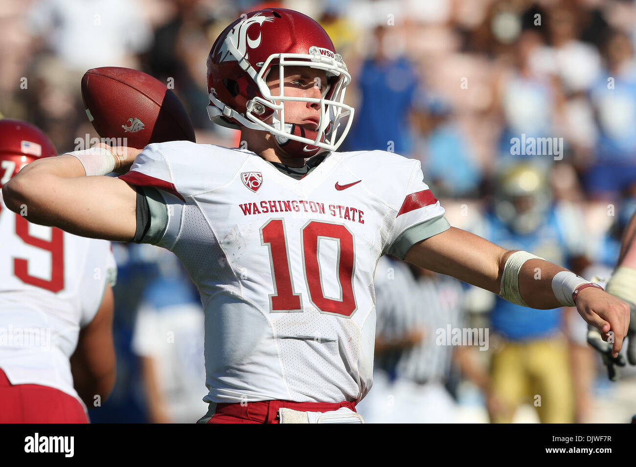 Le 2 octobre 2010 - Pasadena, California, United States of America - Washington State Cougars quarterback Jeff Tuel # 10 en action au cours de l'UCLA vs Washington State game au Rose Bowl. L'UCLA Bruins a ensuite battu les Cougars de l'État de Washington avec un score final de 42-28. (Crédit Image : © Brandon Parry/global/ZUMApress.com) Southcreek Banque D'Images