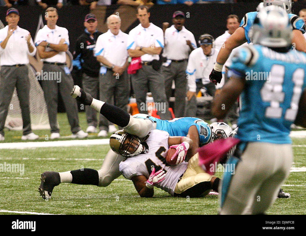Oct 3, 2010 - La Nouvelle Orléans, Louisiane, États-Unis - NFL football - Carolina Panthers GREG HARDY tombe sur la Nouvelle Orléans Saint LADELL BETTS durant la saison régulière de la NFL jouer à la Nouvelle Orléans, Louisiane, USA le 3 octobre 2010. Les Saints battre les Panthers 16-15. (Crédit Image : © Dan Anderson/ZUMApress.com) Banque D'Images