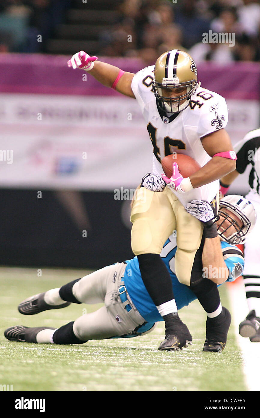 Oct 3, 2010 : New Orleans Saints running back Ladell Betts (46) trys pour rester dans les limites avec la balle lors d'action de jeu entre les New Orleans Saints et les Panthers au Louisiana Superdome à la Nouvelle Orléans, Louisiane. Les Saints a gagné 16-15. (Crédit Image : © Donald Page/global/ZUMApress.com) Southcreek Banque D'Images