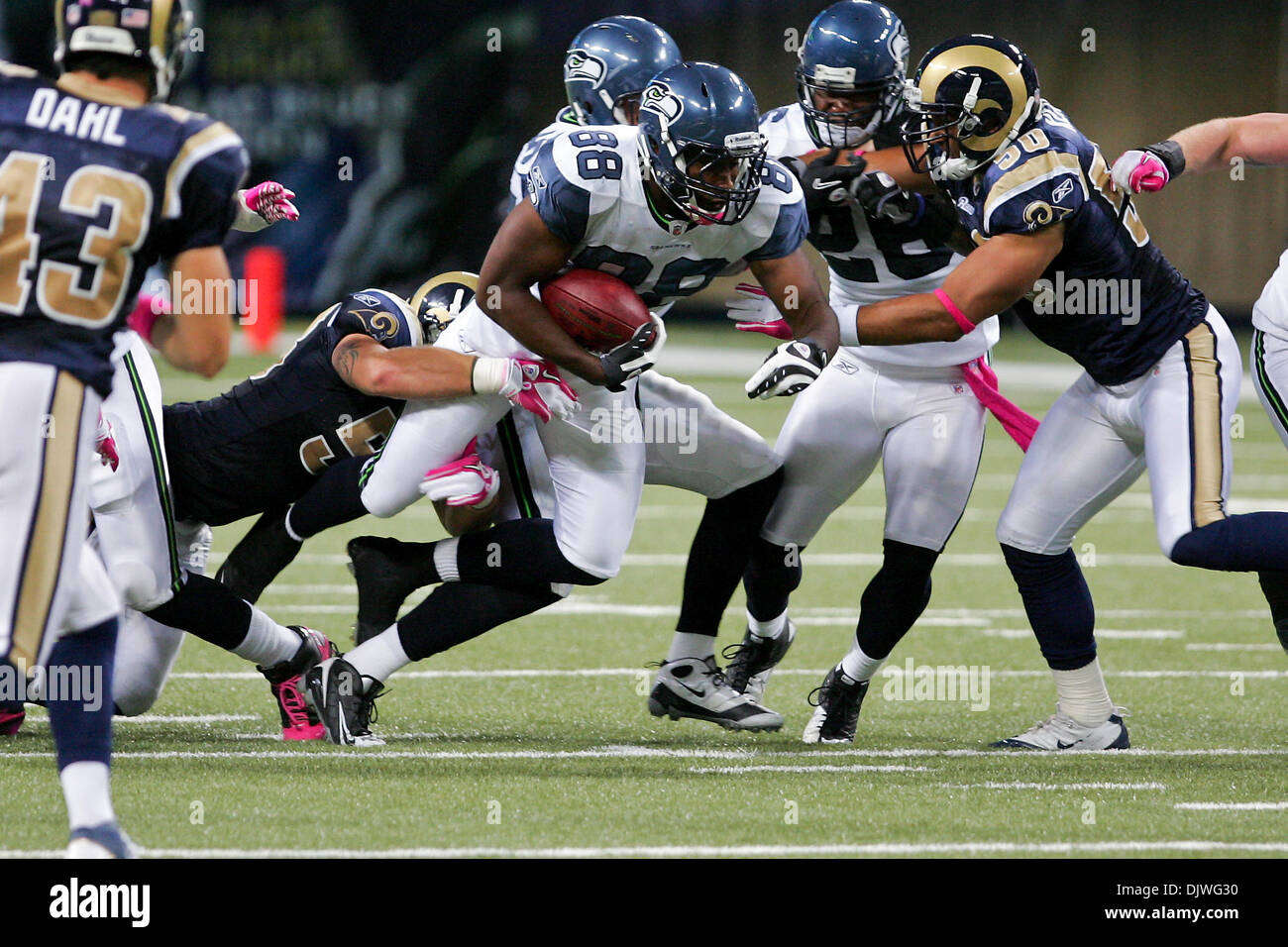 03 octobre, 2010 - Saint Louis, Missouri, United States of America - Seattle Seahawks tight end Cameron Arctic plateau (88) exécute la balle lors d'un match entre le Saint Louis Rams et les Seahawks de Seattle à l'Edward Jones Dome à Saint Louis, Missouri. Les Béliers défait Seahawks 20-3. (Crédit Image : © Jimmy Simmons/ZUMApress.com) Southcreek/mondial Banque D'Images