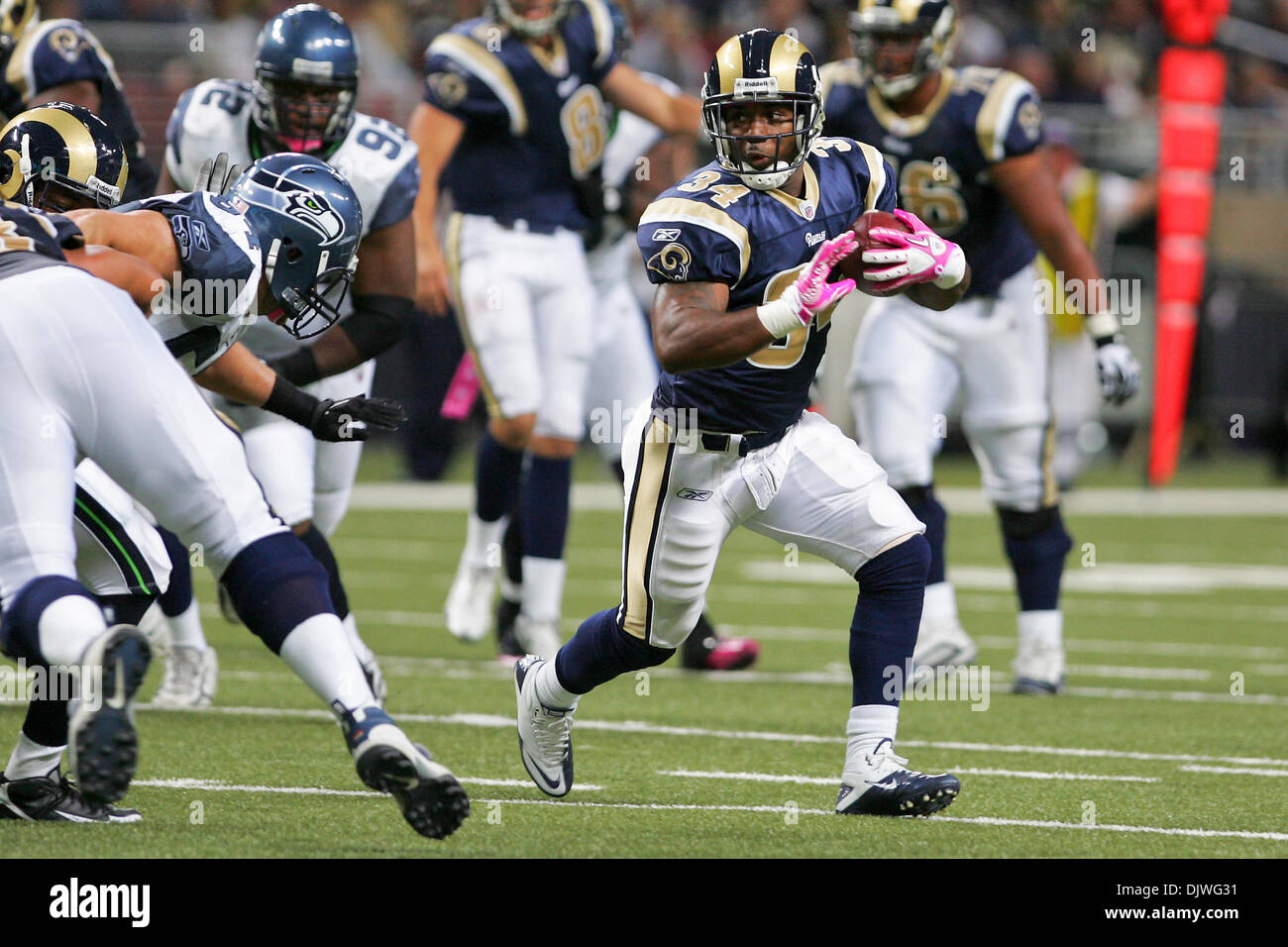 03 octobre, 2010 - Saint Louis, Missouri, United States of America - Saint Louis Rams tournant Retour Kenneth Darby (# 34) porte la balle dans la première moitié. Pendant un match entre les Saint Louis Rams et les Seahawks de Seattle à l'Edward Jones Dome à Saint Louis, Missouri. Les Béliers défait Seahawks 20-3. (Crédit Image : © Jimmy Simmons/ZUMApress.com) Southcreek/mondial Banque D'Images