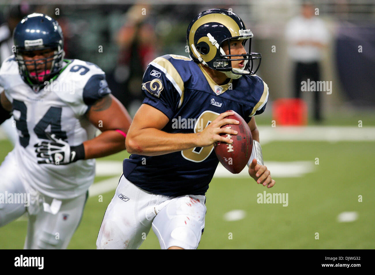 03 octobre, 2010 - Saint Louis, Missouri, United States of America - Saint Louis Rams quart-arrière Sam Bradford (# 8) a l'air de passer la balle au cours d'un match entre le Saint Louis Rams et les Seahawks de Seattle à l'Edward Jones Dome à Saint Louis, Missouri. Les Béliers défait Seahawks 20-3. (Crédit Image : © Jimmy Simmons/ZUMApress.com) Southcreek/mondial Banque D'Images