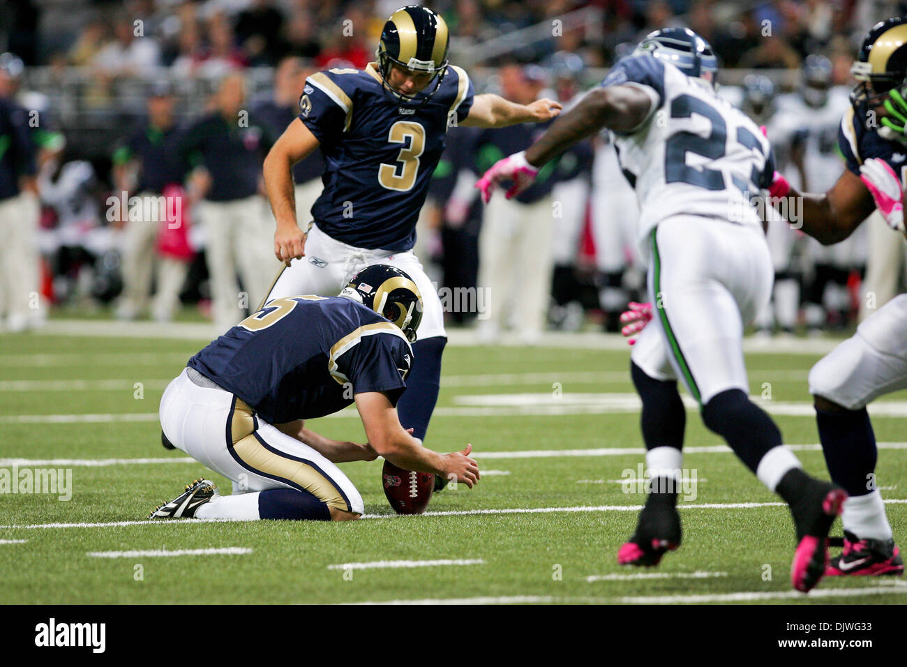 03 octobre, 2010 - Saint Louis, Missouri, United States of America - Saint Louis Rams Kicker Josh Brown (# 3) rend le domaine objectif durant un match entre le Saint Louis Rams et les Seahawks de Seattle à l'Edward Jones Dome à Saint Louis, Missouri. Les Béliers défait Seahawks 20-3. (Crédit Image : © Jimmy Simmons/ZUMApress.com) Southcreek/mondial Banque D'Images