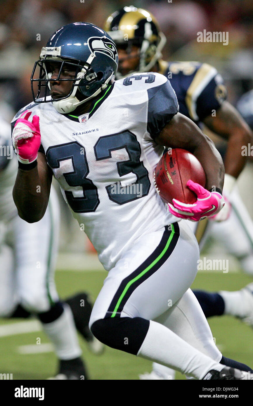 03 octobre, 2010 - Saint Louis, Missouri, United States of America - Seattle Seahawks running back Leon Washington (33) porte le ballon dans la première moitié. Au cours d'un match entre le Saint Louis Rams et les Seahawks de Seattle à l'Edward Jones Dome à Saint Louis, Missouri. Les Béliers défait Seahawks 20-3. (Crédit Image : © Jimmy Simmons/ZUMApress.com) Southcreek/mondial Banque D'Images