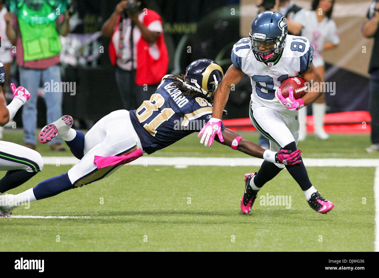 03 octobre, 2010 - Saint Louis, Missouri, United States of America - Seattle Seahawks wide receiver Golden Tate (81) les freins abordés au cours d'un match entre le Saint Louis Rams et les Seahawks de Seattle à l'Edward Jones Dome à Saint Louis, Missouri. Les Béliers défait Seahawks 20-3. (Crédit Image : © Jimmy Simmons/ZUMApress.com) Southcreek/mondial Banque D'Images
