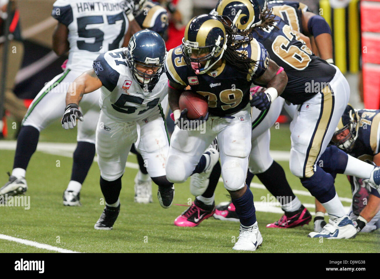 03 octobre, 2010 - Saint Louis, Missouri, United States of America - Saint Louis Rams Running Back Steven Jackson (# 39) ruptures défensives de Seattle au cours d'un jeu entre les Saint Louis Rams et les Seahawks de Seattle à l'Edward Jones Dome à Saint Louis, Missouri. Les Béliers défait Seahawks 20-3. (Crédit Image : © Jimmy Simmons/ZUMApress.com) Southcreek/mondial Banque D'Images