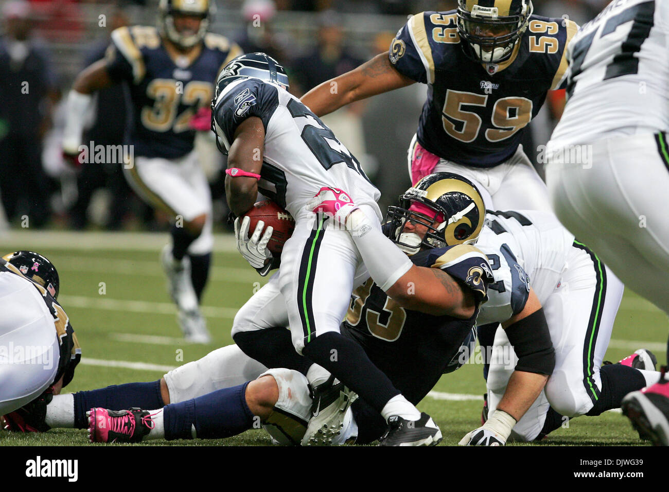 03 octobre, 2010 - Saint Louis, Missouri, United States of America - Seattle Seahawks Justin Forsett running back (20) est abordé par Saint Louis Rams attaquer Jermelle Cudjo défensive (# 93) au cours d'un match entre le Saint Louis Rams et les Seahawks de Seattle à l'Edward Jones Dome à Saint Louis, Missouri. Les Béliers défait Seahawks 20-3. (Crédit Image : © Jimmy Simmons/Southcreek Globa Banque D'Images